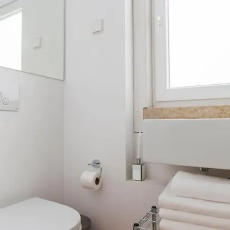 With Stunning Views In Alfama Διαμέρισμα *